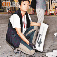 探員在「兵器庫」搜出的國產警棍。