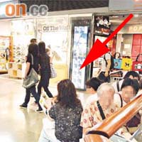 石女士到商場留連歎冷氣，睇報紙打發時間。	崔祖佑攝