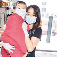 受驚「紅孩兒」由家人抱入院檢驗。
