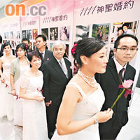 二百多對夫婦於神聖婚約見證會上，再次穿起婚紗禮服再訂盟誓。