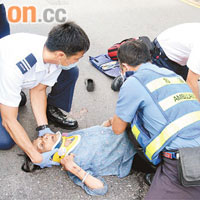 救護員為受傷老婦搶救。