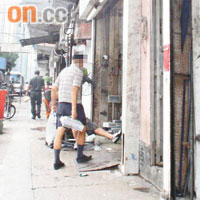 男子走進福榮街一間回收舖，變賣政府刊物圖利。