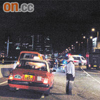 多輛賽車前晚撞向「人肉路障」後，警車仍停在路中。	圖片由區議員黃裕材提供