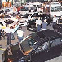 警方過去曾以布袋陣攔截非法賽車。	資料圖片