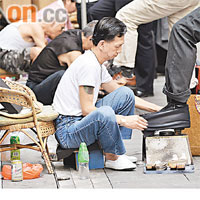 當局原則上同意向中西區八名擦鞋匠發牌。	（資料圖片）