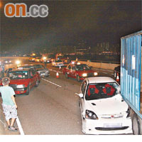 警方日前在高速公路上截停市民車輛，以攔截非法賽車。
