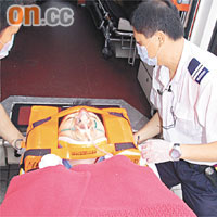葉賜豪昨在高院梯間暈倒跌傷，由救護員送院治理。