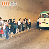 專線小巴乘客在隧道內候援。