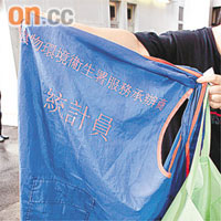 統計員身穿背心被指又厚又焗。