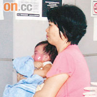 被燙傷男嬰由家人抱入院。