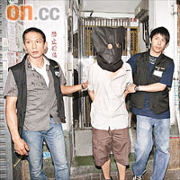 探員在鹹碟「陳列室」將一名男子拘捕。