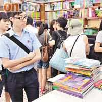 消委會發現今年小學及中學教科書的售價，分別上升百分之一點六及百分之一。