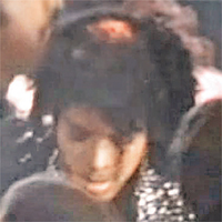 MJ擺好「甫士」，之後爆出煙花。可能有火花接觸到他的頭髮或噴髮膠，頭髮隨即被燒着，但他當時未知出事，仍繼續演出。之後，他感到灼熱及不斷轉動身體，工作人員衝前將火救熄，但MJ頭頂已被燒禿。