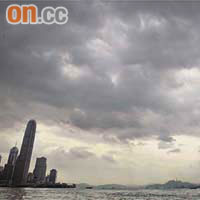 本港昨午開始受颱風影響，風雲變色。	陳德賢攝
