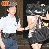 被揭發非法入境女子由女警押返警署。