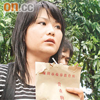 晁小姐指拘留所衞生條件惡劣，要共用牙刷和毛巾，來經時每日也僅獲一塊衞生巾。
