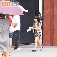 一名未滿十八歲少女昨獲釋後走出拘留所。