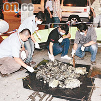 女死者部分殘肢疑被沖落廁所，警方打開兇案現場附近沙井搜尋證物。	資料圖片