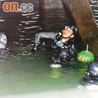 警方曾派出蛙人到九龍城海面打撈殘肢。	資料圖片