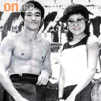 丁珮（右）回憶起發現李小龍昏迷的一刻，仍眼泛淚光。黑白資料圖片