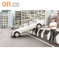 平治房車「翹尾」擱石壆，司機一臉無奈。