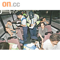 06:09大批傷者在車廂內待救。