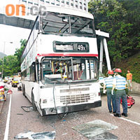 失事九巴車頭毀爛。
