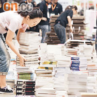 參展商工作人員忙於將書本上架。