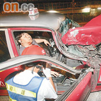 車頭冚撞爆擋風玻璃，司機險遭割喉受傷被困。