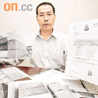 鄭先生不滿警方扣押其貨品，並展示警方覆函。