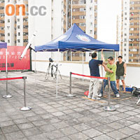 香港天文學會於屯門一間小學天台準備觀日活動。