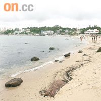 赤柱正灘露出礁石，危及泳客安全。