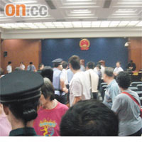 利器插屁股案昨日在深圳市中級人民法院開審。