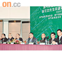 崔世安(右四)尋日同建築業界會面時,指公共房屋政策係佢上任後首要排序處理嘅事項。