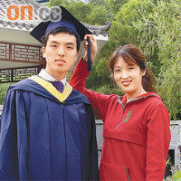 嘉禧上年畢業時與母親合照。