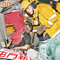 小巴司機被消防員救出時滿面鮮血，已無生命氣息。