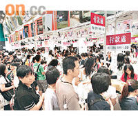 展館內人頭湧湧，市民購書付款亦要排隊。