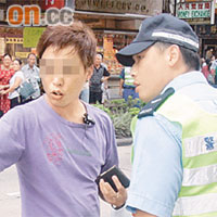 貨車司機向警員講述經過。