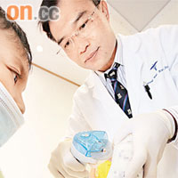 受傷骨折的明仔（化名）經三星期的治療，骨頭已大致愈合，醫生替他拆除石膏後，需戴上護腕約一星期，以防再次受撞傷。