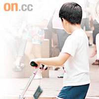 玩滑板車是兒童骨折的高危活動。