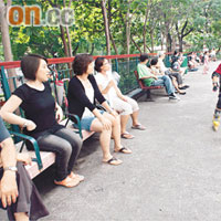 很多街坊喜歡到觀塘月華街遊樂場乘涼，但公園內未見一張黐蚊貼。