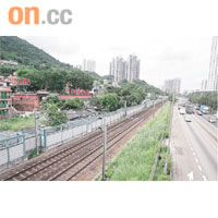 為了城市發展，政府在龍華酒店門前興建鐵路及公路。