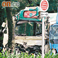 肇事專線小巴扣留在大欖汽車扣留中心等候驗車。