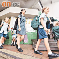 上月中爆發豬流感的香港澳洲國際學校昨日復課，校方已按照當局指引，做好防疫措施。