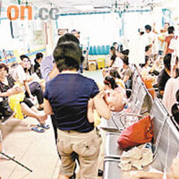 深圳市南山人民醫院輸液室內，擠滿感冒發燒患者。