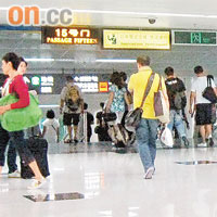 梁女士在羅湖口岸地庫，近地鐵站口被一名男子截停。