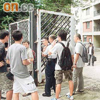大批便衣警員在現場搜索蛇匪。