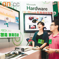 設計遊戲的王詩琪（左）和陳健亮（右）試玩禁毒遊戲。