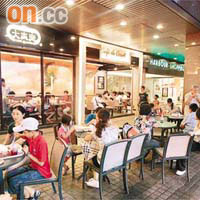 海港中心的公共行人通道，部分地方用作食肆露天座位。