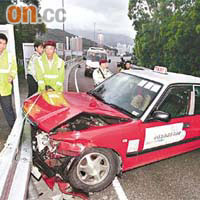 肇事的士連環撞欄，車頭盡毀。的士司機鼻部撼傷送院。